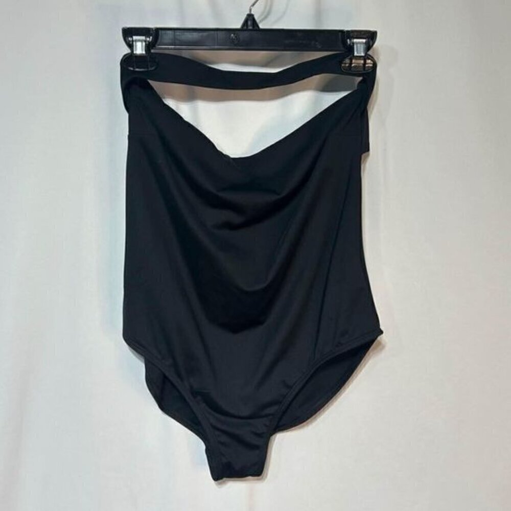 VENUS woman’s one piece swimsuit with just cutout. Size 12. New condition. Strap